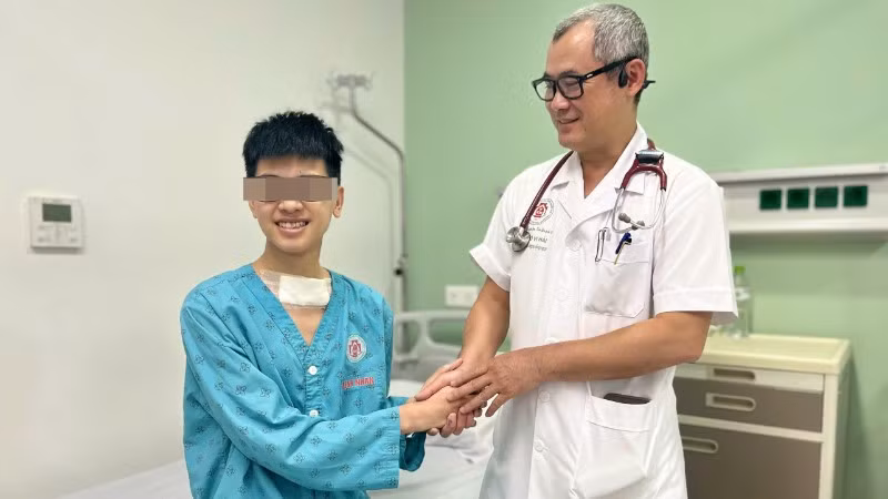 Đại tá, Tiến sĩ Ngô Vi Hải – Chủ nhiệm khoa Ngoại lồng ngực, Bệnh viện Trung ương Quân đội 108 chúc mừng bệnh nhân. 