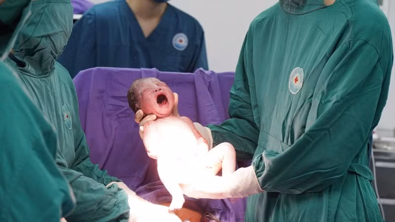 Sản phụ sinh con an toàn sau khi được đưa cấp cứu từ đảo về bờ. 