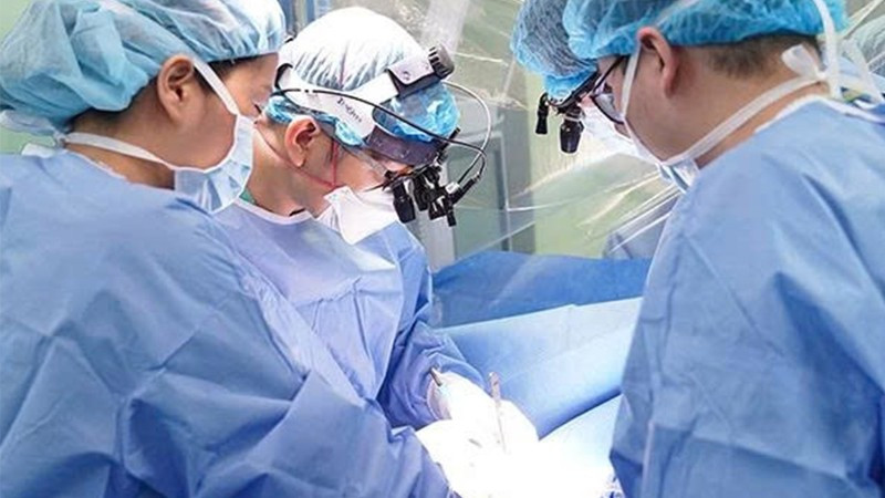 Phó Giáo sư, Tiến sĩ Nguyễn Lý Thịnh Trường và ê-kíp tiến hành phẫu thuật cho bệnh nhi.