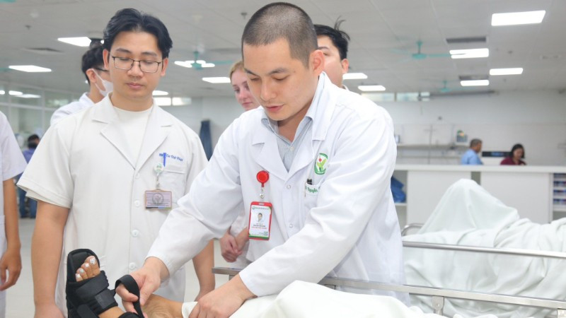 Các bác sĩ Bệnh viện Hữu nghị Việt Đức cấp cứu cho người bệnh bị ảnh hưởng bởi cơn bão. 