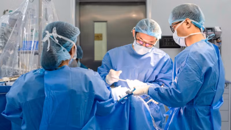 Các bác sĩ phẫu thuật cho bệnh nhi. 