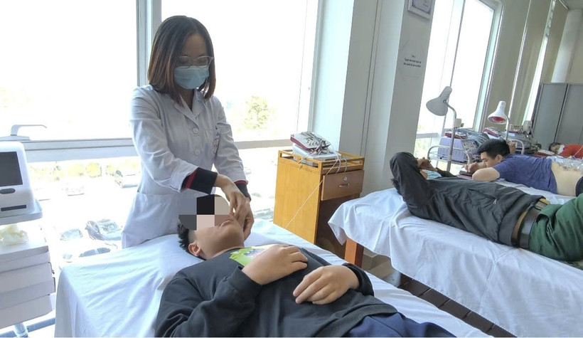 Bác sĩ can thiệp cho người bệnh.