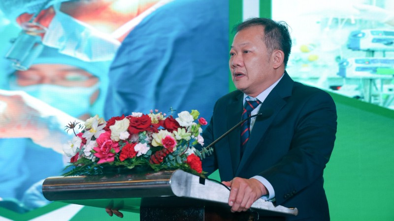 Tiến sĩ, bác sĩ Dương Đức Hùng, Giám đốc Bệnh viện Hữu nghị Việt Đức phát biểu tại hội nghị.