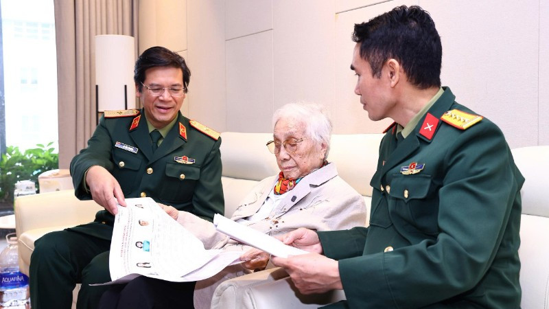 Nguyên Phó Chủ tịch nước Nguyễn Thị Bình bỏ phiếu tại điểm bầu cử số 32, Bệnh viện Trung ương Quân đội 108.