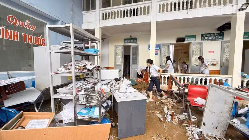 Nước bất ngờ tràn vào, đã gây ngập nhiều khoa, phòng cùng các thiết bị của Bệnh viện đa khoa khu vực Vân Hồ, cơ sở Thảo Nguyên. (Ảnh: THANH VÂN)