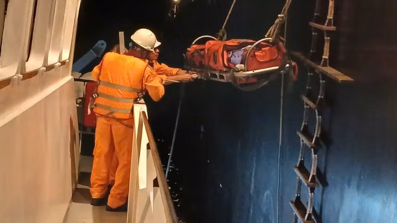 Nạn nhân bị bỏng nặng được đưa về bờ an toàn.