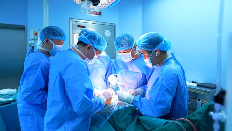 Các bác sĩ phẫu thuật cho bệnh nhân. 