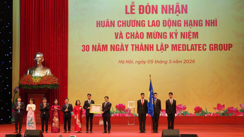 Thừa ủy quyền của Chủ tịch nước, Thứ trưởng Thường trực Y tế Vũ Mạnh Hà trao Huân chương Lao động hạng Nhì cho Hệ thống Y tế Medlatec.