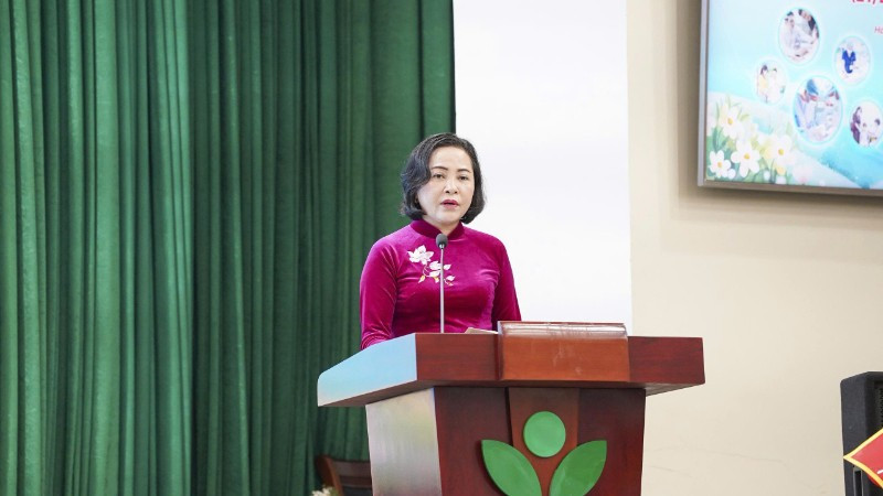 Phó Chủ tịch Quốc hội Nguyễn Thị Thanh phát biểu chúc mừng các thầy thuốc Bệnh viện Nhi Trung ương. 