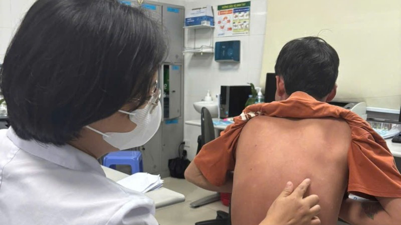 Thạc sĩ, bác sĩ Nguyễn Thị Mai Hương - Khoa Điều trị nội trú ban ngày, Bệnh viện Da liễu Trung ương khám cho bệnh nhân. 