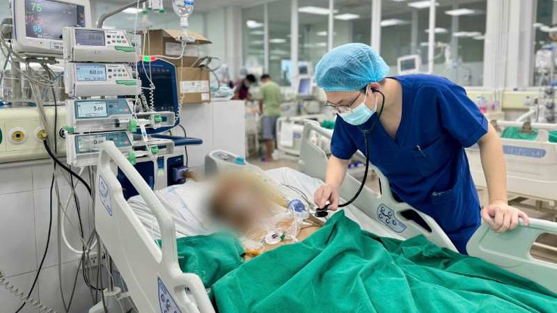 Bác sĩ thăm khám cho người bệnh. 