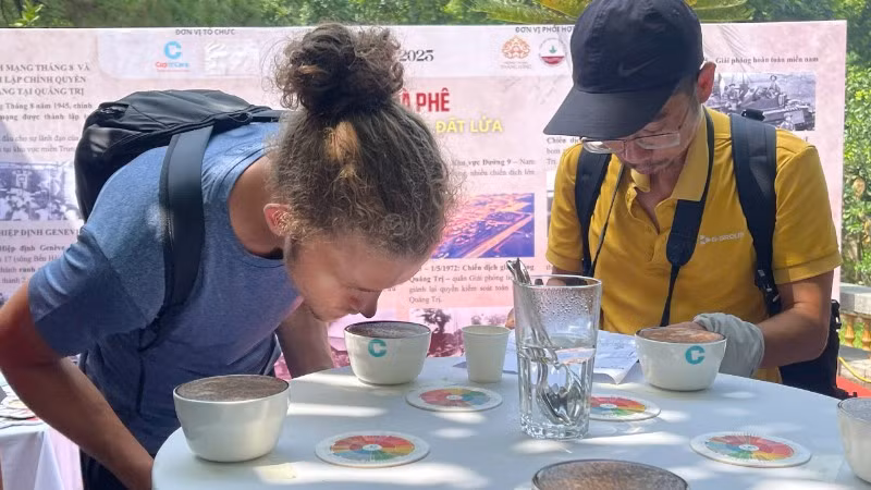 Du khách thưởng thức cà-phê của Khe Sanh, Quảng Trị. 