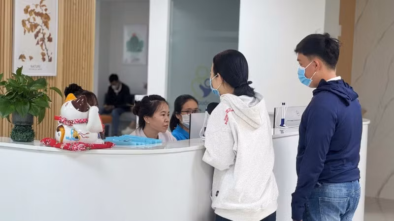 Khoảng 7–10% các cặp vợ chồng trong độ tuổi sinh sản tại Việt Nam đang đối mặt với vấn đề hiếm muộn.