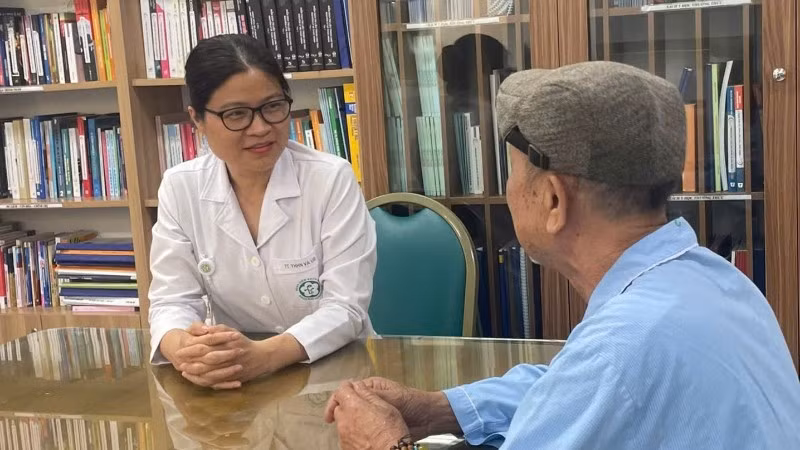 Phó Giáo sư, Tiến sĩ Phạm Cẩm Phương, Giám đốc Trung tâm Y học hạt nhân Ung bướu, Bệnh viện Bạch Mai tư vấn cho người bệnh. 