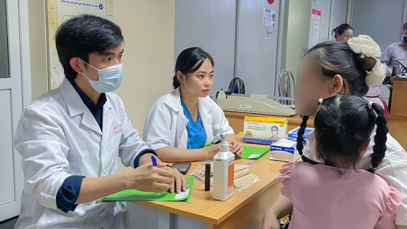 Khám sàng lọc cho bệnh nhi.