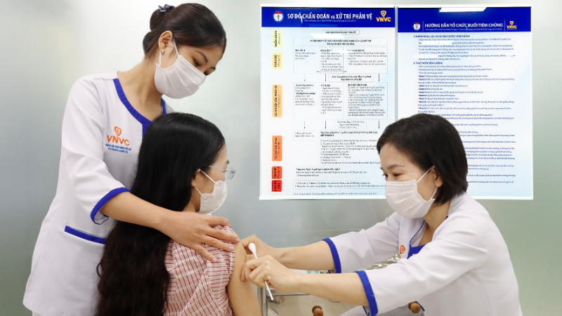 Khách tiêm vaccine "4 trong 1". 