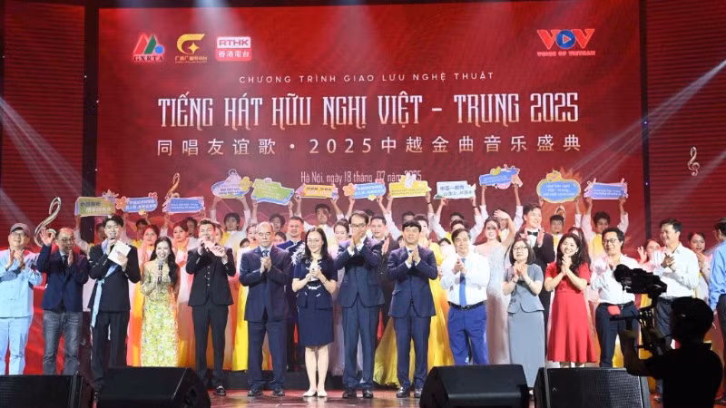 Các đại biểu chúc mừng chương trình giao lưu nghệ thuật.