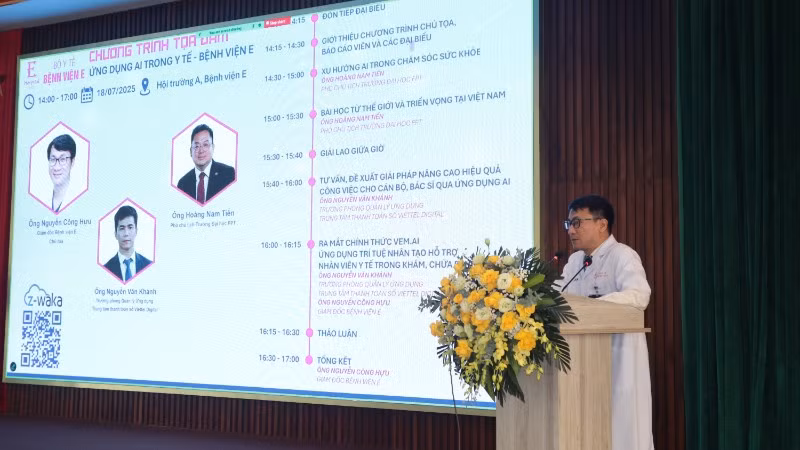 Tiến sĩ, bác sĩ Nguyễn Công Hựu, Giám đốc Bệnh viện E phát biểu.