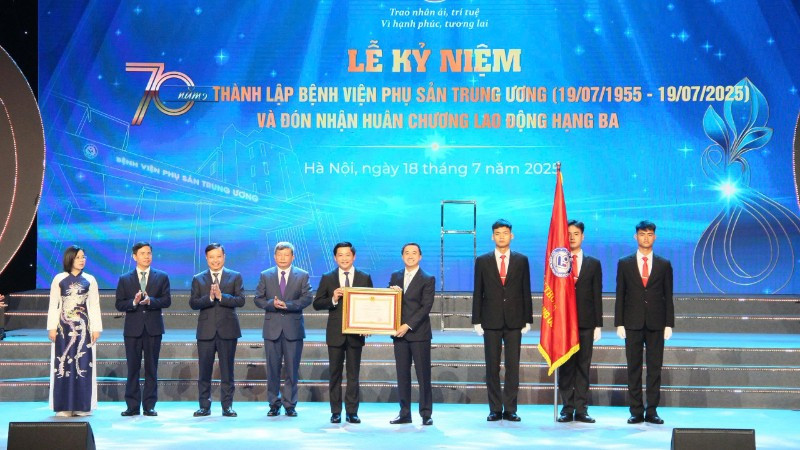 Thừa ủy quyền của Chủ tịch nước, Thứ trưởng Y tế Trần Văn Thuấn đã trao Huân chương Lao động hạng Ba cho Bệnh viện Phụ sản Trung ương.