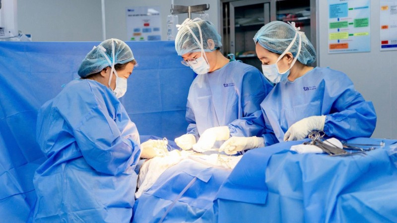 Các bác sĩ can thiệp phẫu thuật cho bệnh nhân. 