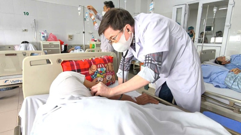 Bác sĩ thăm khám cho bệnh nhân.