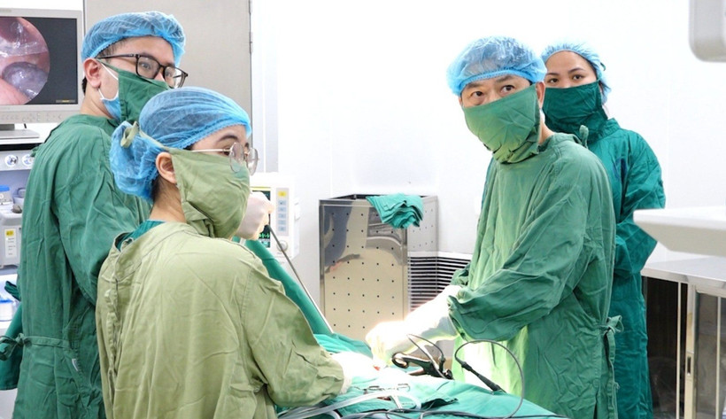 Các bác sĩ cân não phẫu thuật cho bệnh nhi.