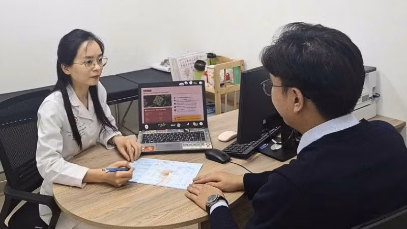 Nhân viên y tế tư vấn cho người bệnh về thực đơn bảo đảm dinh dưỡng.