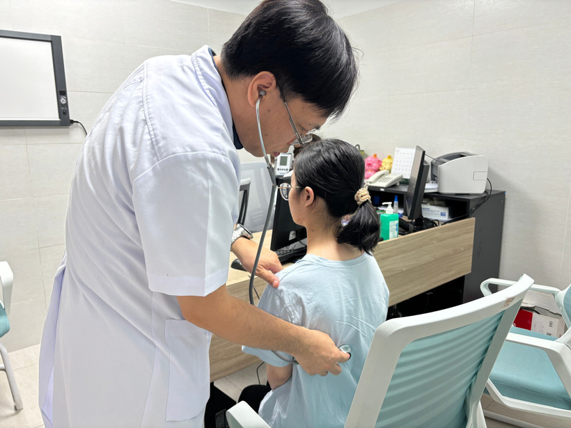 Bác sĩ khám lại cho bệnh nhân sau phẫu thuật.