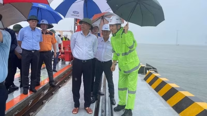 Đồng chí Nguyễn Xuân Sang, Thứ trưởng Xây dựng kiểm tra công tác phòng, chống bão tại khu vực cảng biển Quảng Ninh, Hải Phòng.