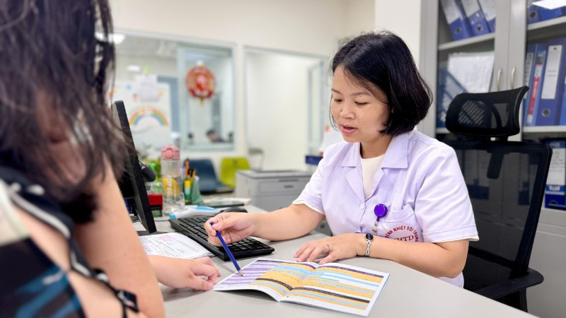 Bác sĩ chuyên khoa II Nguyễn Nguyên Huyền, Giám đốc Trung tâm Phòng, chống dịch, Bệnh viện Bệnh Nhiệt đới Trung ương tư vấn cho người bệnh. 
