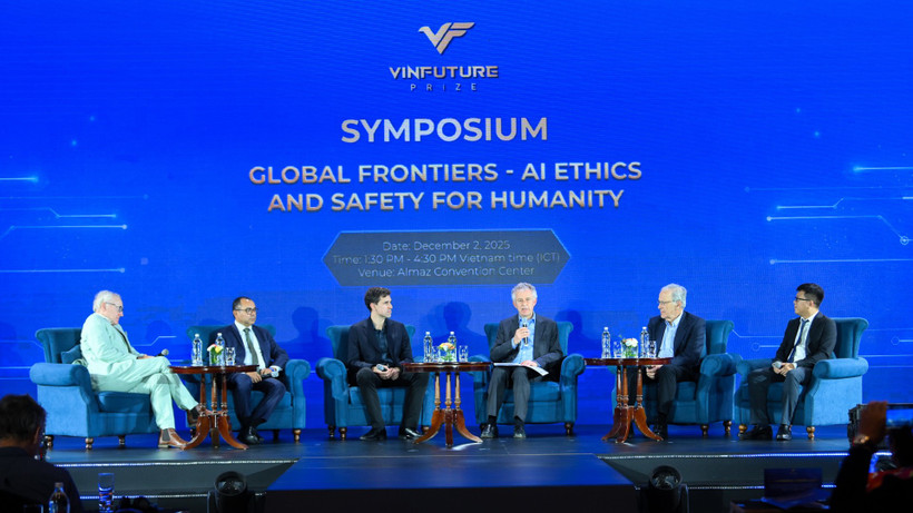 Các nhà khoa học trao đổi tại tọa đàm.