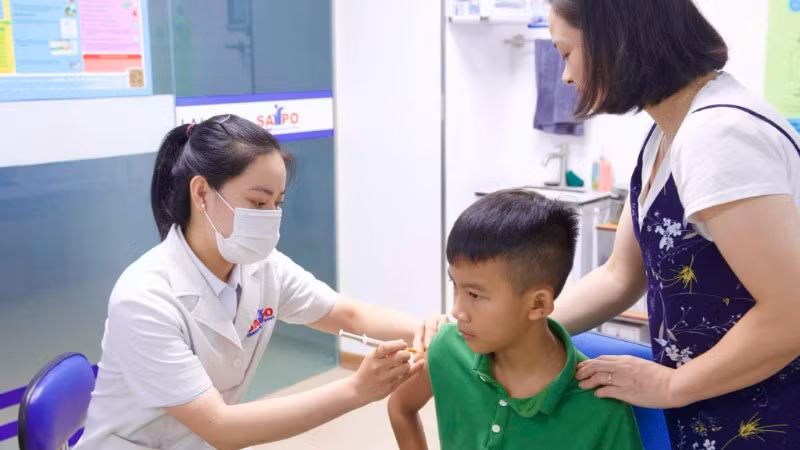 Tiêm vaccine phòng cúm cho trẻ khi vào mùa tựu trường.