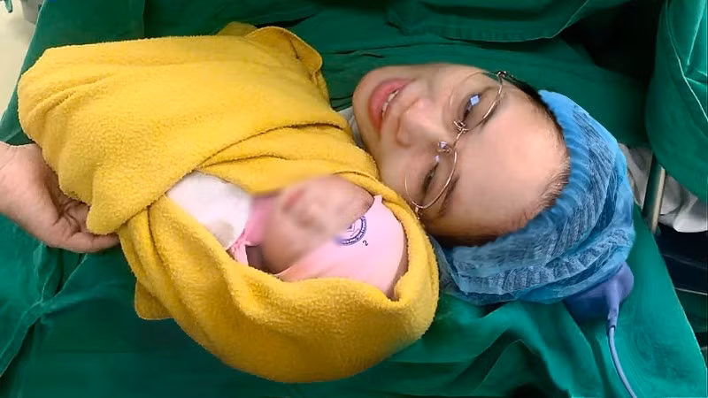 Sản phụ hạnh phúc chào đón con gái thứ 2 được chào đời từ phôi trữ đông lạnh hơn 10 năm. 