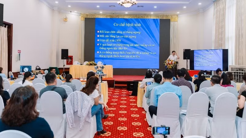 Tiến sĩ, bác sĩ Nguyễn Văn Huy trình bày tại Workshop trong khuôn khổ Hội nghị VNIO+HOOC.