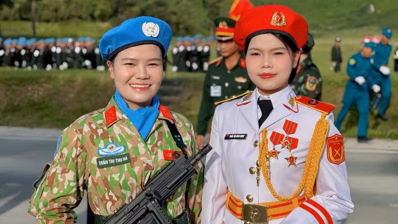 Thượng úy, quân nhân chuyên nghiệp Trần Thị Thu Hà - điều dưỡng viên Khoa Cấp cứu, Bệnh viện Trung ương Quân đội 108 trong đội hình của khối lực lượng gìn giữ hòa bình và em gái Thiếu úy, quân nhân chuyên nghiệp Trần Thị Bích Ngọc, Bộ môn Sinh học-Di truyền học, Học viện Quân y trong đội hình khối quân nhạc (A80).