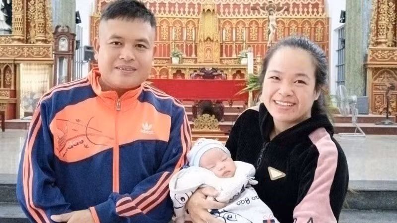 Vợ chồng chị Nguyễn Thị Ngọ (1990) và anh Trần Văn Nho (1987) ở Ninh Bình (Nam Định cũ) đón xuân đặc biệt khi đã có con sau hành trình săn con vô cùng vất vả. 