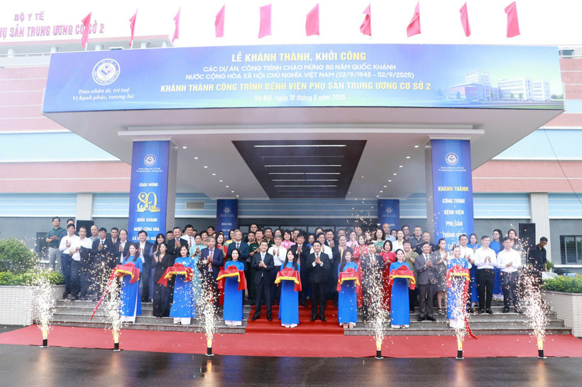 Thứ trưởng Trần Văn Thuấn cùng Ban Giám đốc bệnh viện đã thực hiện cắt băng khánh thành Bệnh viện Phụ Sản Trung ương cơ sở 2.