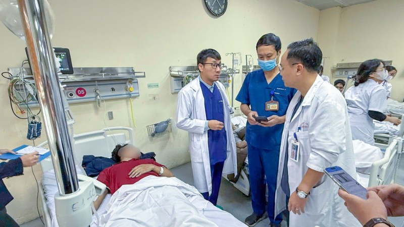 Tiến sĩ, bác sĩ Nguyễn Công Hựu, Giám đốc Bệnh viện E cùng ê-kíp cấp cứu các nạn nhân.