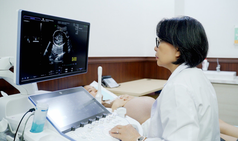 Bác sĩ Hiền Lê khuyến cáo, việc khám thai đúng lịch và siêu âm đầy đủ các mốc quan trọng có ý nghĩa quyết định trong việc phát hiện sớm bất thường, mở rộng cơ hội sống cho thai nhi.