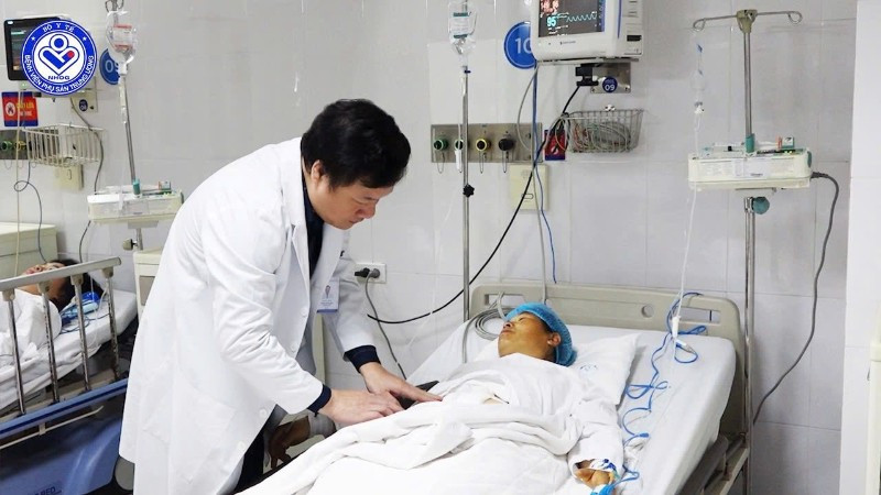 Bác sĩ thăm khám cho sản phụ. (Ảnh: BVCC)