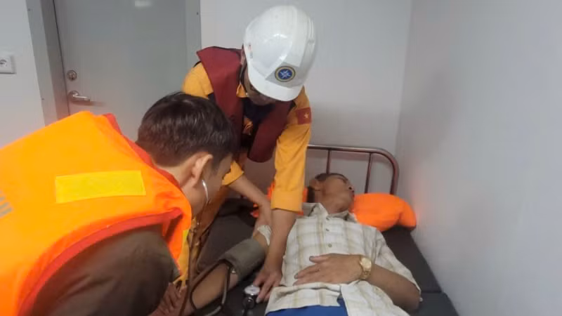 Kịp thời tiếp cận bệnh nhân đưa về bờ.