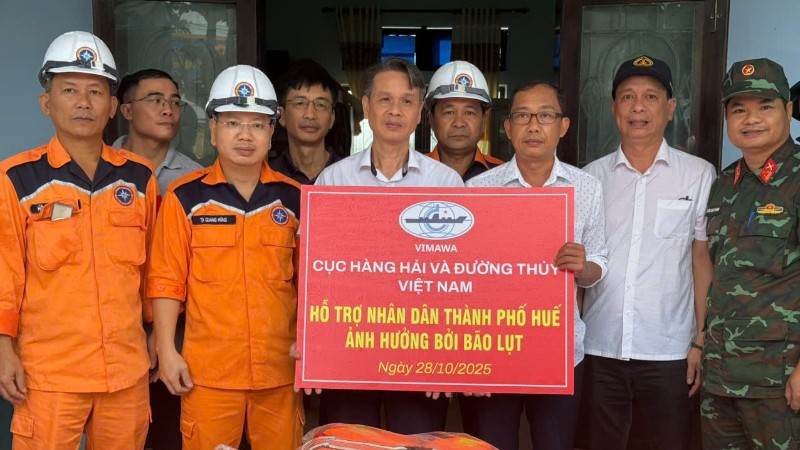 Đoàn công tác hỗ trợ trang thiết bị cứu sinh cho các xã tại thành phố Huế.