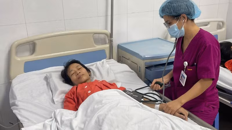 Bác sĩ thăm, khám cho nữ bệnh nhân.