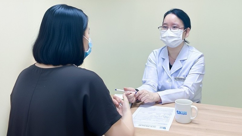 Phó Giáo sư Hoàng Thị Lâm khám bệnh cho bệnh nhân T.