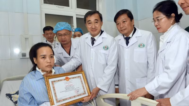 Giáo sư, Tiến sĩ Trần Văn Thuấn, Thứ trưởng Y tế tặng bằng khen cho điều dưỡng tại Bệnh viện Sản Nhi Nghệ An bị bạo hành nghiêm trọng.