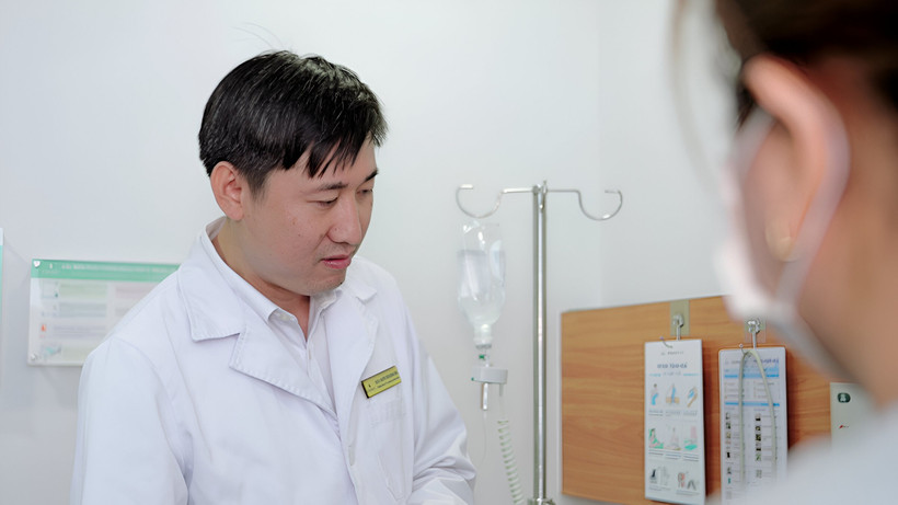 Thạc sĩ, bác sĩ chuyên khoa II Nguyễn Trần Quang Sáng thăm khám sức khỏe cho bệnh nhi trước ca mổ.