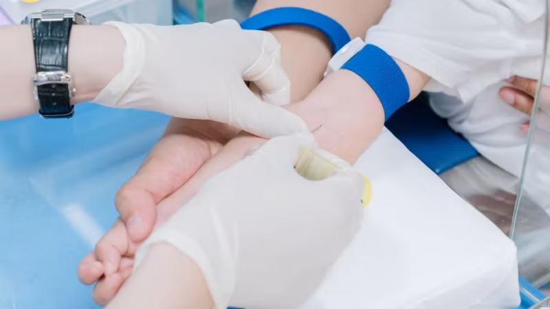 Nếu cha mẹ thấy trẻ sốt cao không hạ, khó thở, khò khè tăng, nôn nhiều, bỏ ăn hoặc mệt lả thì đưa trẻ đến cơ sở y tế gần nhất để được chẩn đoán và điều trị kịp thời, tránh biến chứng nặng.