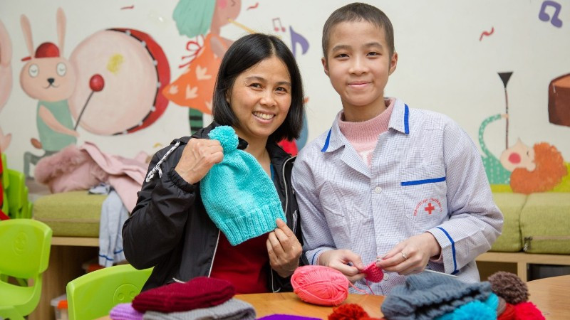 Nữ sinh Thái Huyền Trang vượt qua bạo bệnh, làm hàng trăm chiếc cặp tóc và móc khóa hình lá quốc kỳ để gây quỹ ủng hộ bệnh nhi ung thư.