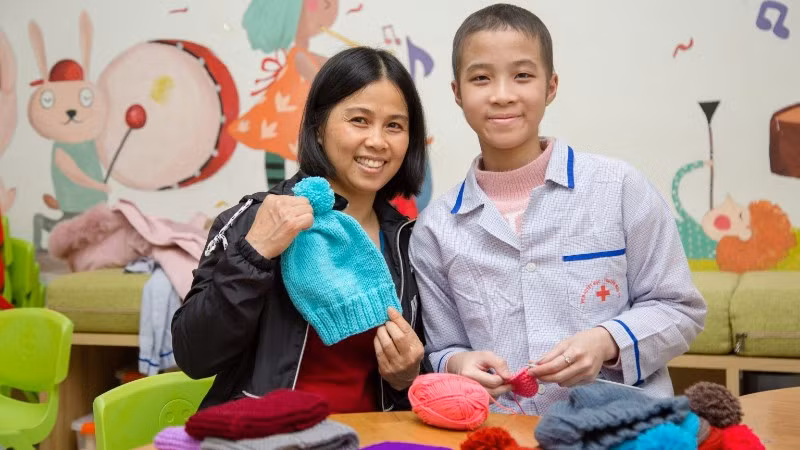 Nữ sinh Thái Huyền Trang vượt qua bạo bệnh, làm hàng trăm chiếc cặp tóc và móc khóa hình lá quốc kỳ để gây quỹ ủng hộ bệnh nhi ung thư.