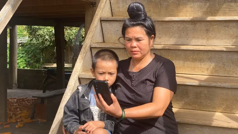 Bà Lò Thị Chinh rất vui khi được dẫn cháu “đi xem” triển lãm theo cách chưa từng có. Triển lãm số, vì thế, không chỉ là tri thức mà còn là cầu nối giữa các thế hệ.